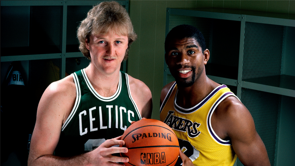 مجیک جانسن (سمت راست) و لری برد (سمت چپ)، از بهترین های تاریخ لیگ NBA هستند