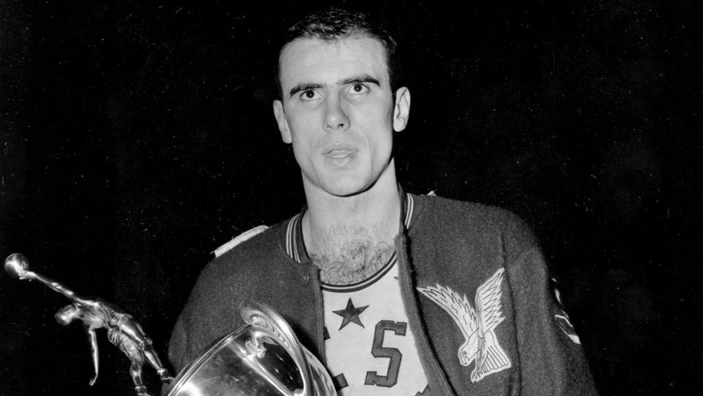  باب پتیت، بازیکن تیم سنت لوییس هاکس، اولین بازیکنی بود که عنوان MVP را در سال 1956 دریافت کرد 