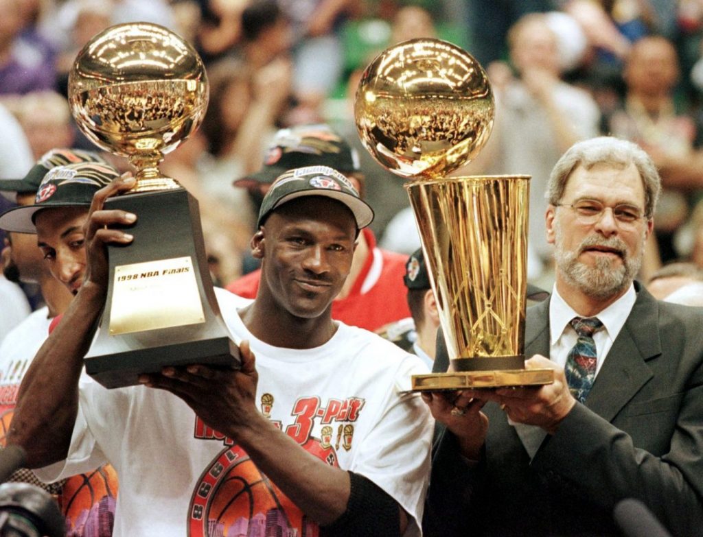 فیل جکسن (سرمربی) و مایکل جردن (ابر ستاره) شیکاگو بولز که در مدت 8 سال به 6 قهرمانی NBA رسیدند