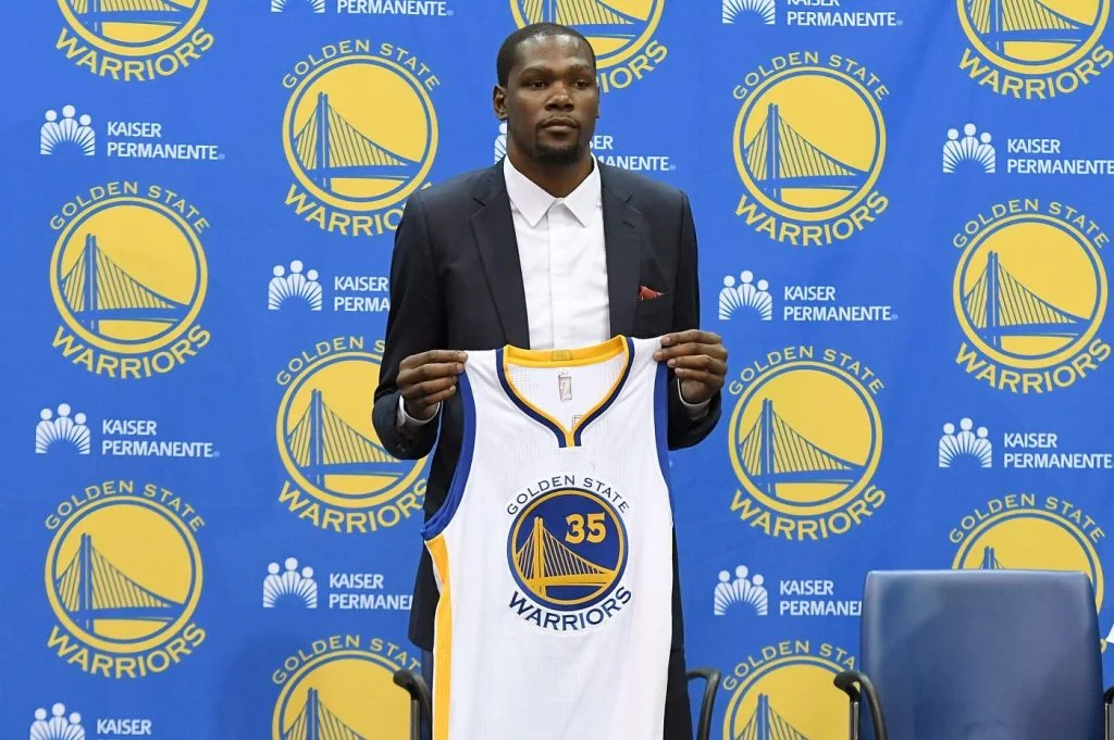 نقل و انتقالات NBA؛ درفت و ترید 7 در سال 2016 و در حالی که کوین دورنت قراردادش با اوکلاهوما سیتی تاندر تمام شده بود (UFA)، در انتقالی آزاد و جنجالی راهی گلدن استیت واریرز شد