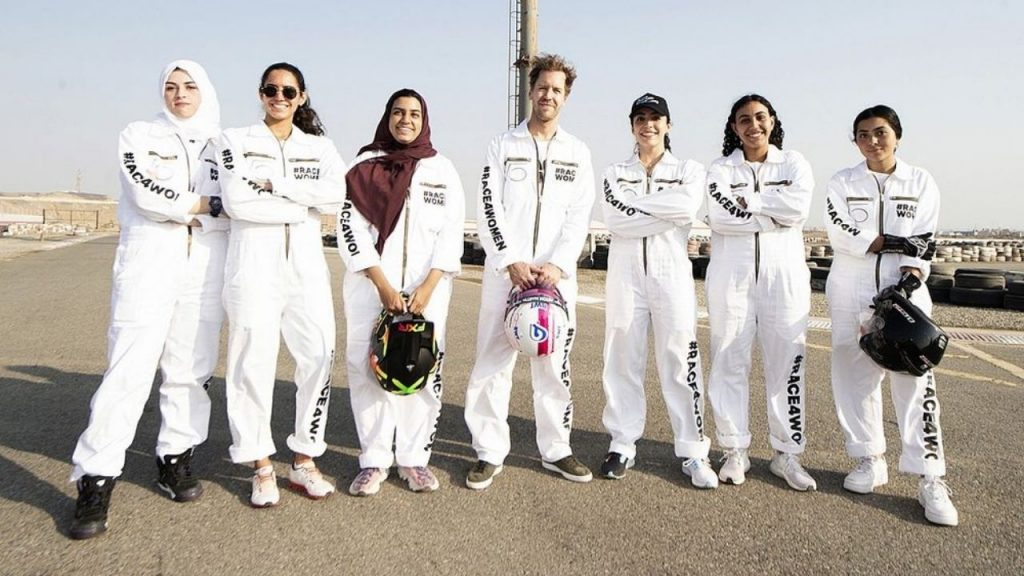 قبل از گرندپری عربستان 2021، سباستین فتل در کنار زنان عربستان به مسابقه کارتینگ پرداخت