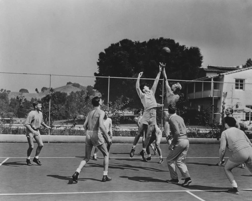 در ابتدا اکثر مسابقات دانشگاهی زیر نظر اتحادیه ورزشکاران آماتور برگزار می شدند