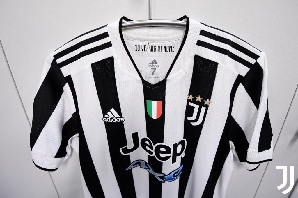 نمونه ای از پیراهن باشگاه یوونتوس که سه ستاره به همراه علامت اسکودتو روی آن درج شده است