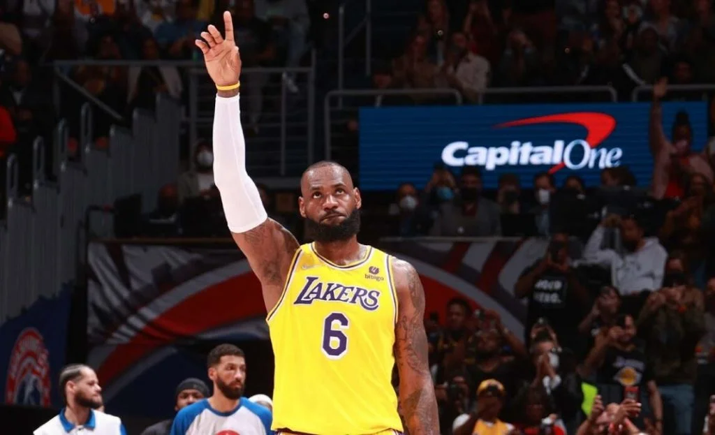 دست نیافتنی ترین رکوردهای تاریخ NBA 24 لبران جیمز تنها بازیکنی است که به حداقل 10 هزار امتیاز، 10 هزار ریباند و 10 هزار اسیست در فصل عادی رسیده است