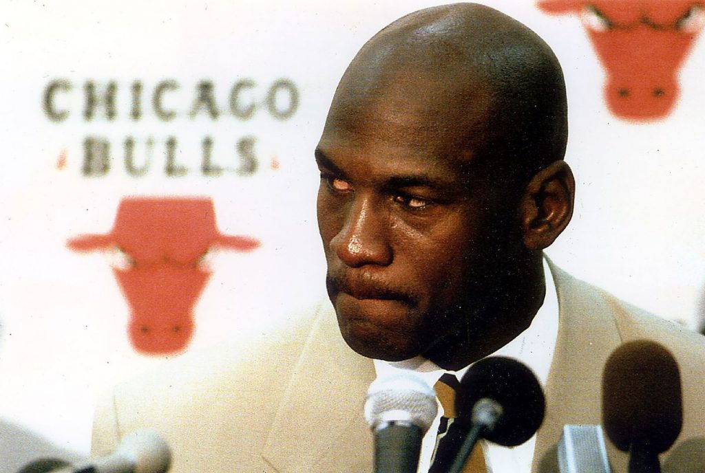 مایکل جردن قبل از شروع فصل 1994-1993 لیگ NBA، به طور رسمی اعلام بازنشستگی کرد