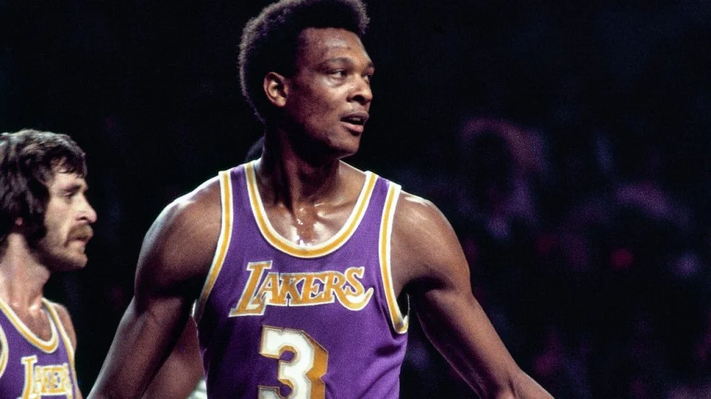 دست نیافتنی ترین رکوردهای تاریخ NBA 13 28 اکتبر 1973، المور اسمیت که سنتر لس آنجلس لیکرز بود، توانست برابر پورتلند تریل بلیزرز 17 بلاک ثبت کند