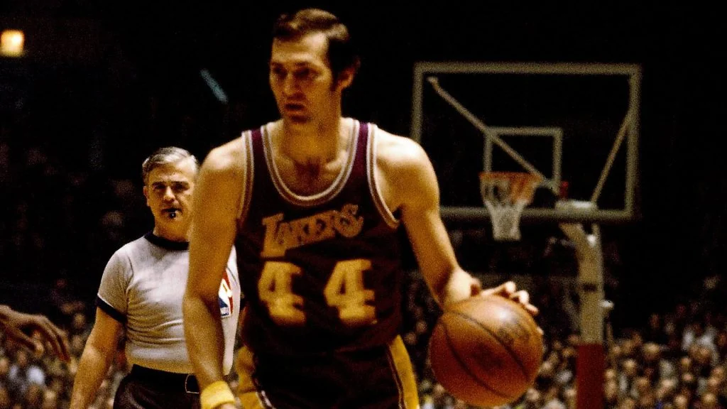 دست نیافتنی ترین رکوردهای تاریخ NBA 25 لس آنجلس لیکرز از 5 نوامبر 1971 تا 9 ژانویه 1972 توانست در 33 بازی متوالی به پیروزی برسد که تا به امروز رکورد بیشترین پیروزی متوالی یک تیم به شمار می رود