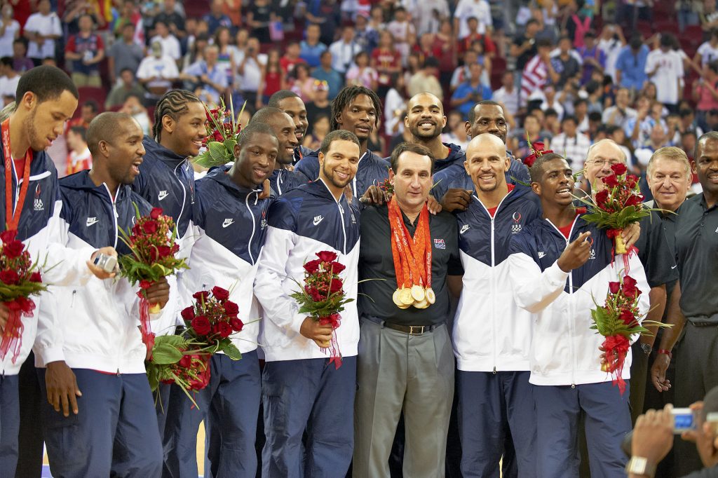 مایک ششفسکی به همراه بازیکنان تیم ملی آمریکا بعد از کسب طلای المپیک 2008