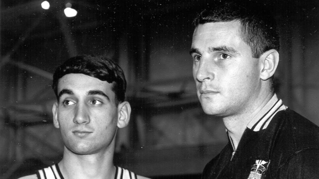 مایک ششفسکی (سمت چپ) در کنار باب نایت که از بهترین سرمربی های تاریخ بسکتبال دانشگاهی است