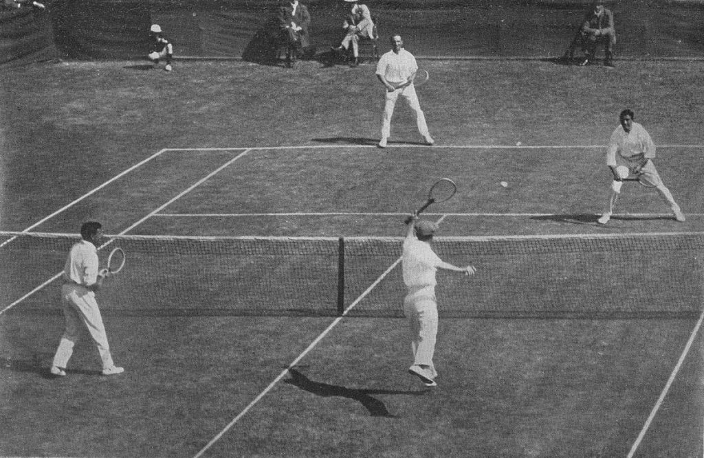 با اینکه روایت هایی مبنی بر وجود تنیس در قرن دوازدهم و فرانسه وجود دارد، اما پیدایش تنیس برمی گردد به قرن نوزدهم و انگلیس
