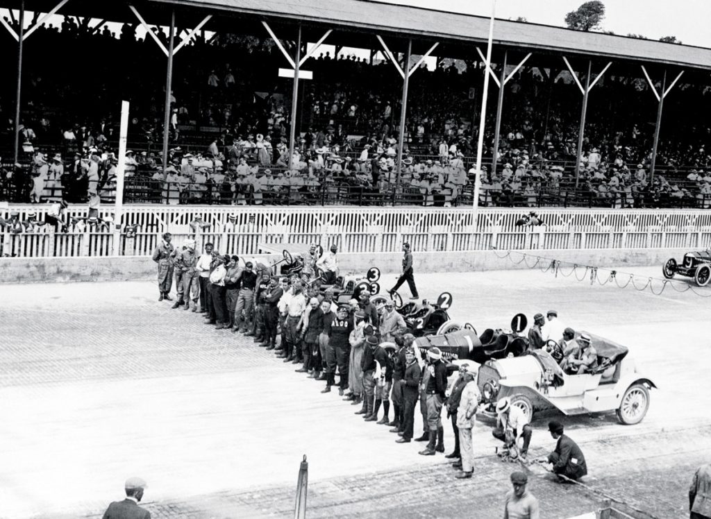 در حالی که تماشاگران مسابقات موتور اسپورت در آن زمان به 20 هزار نفر هم نمی رسید، ایندیانا در سال 1911 میزبان تقریبا 85 هزار تماشاگر بود