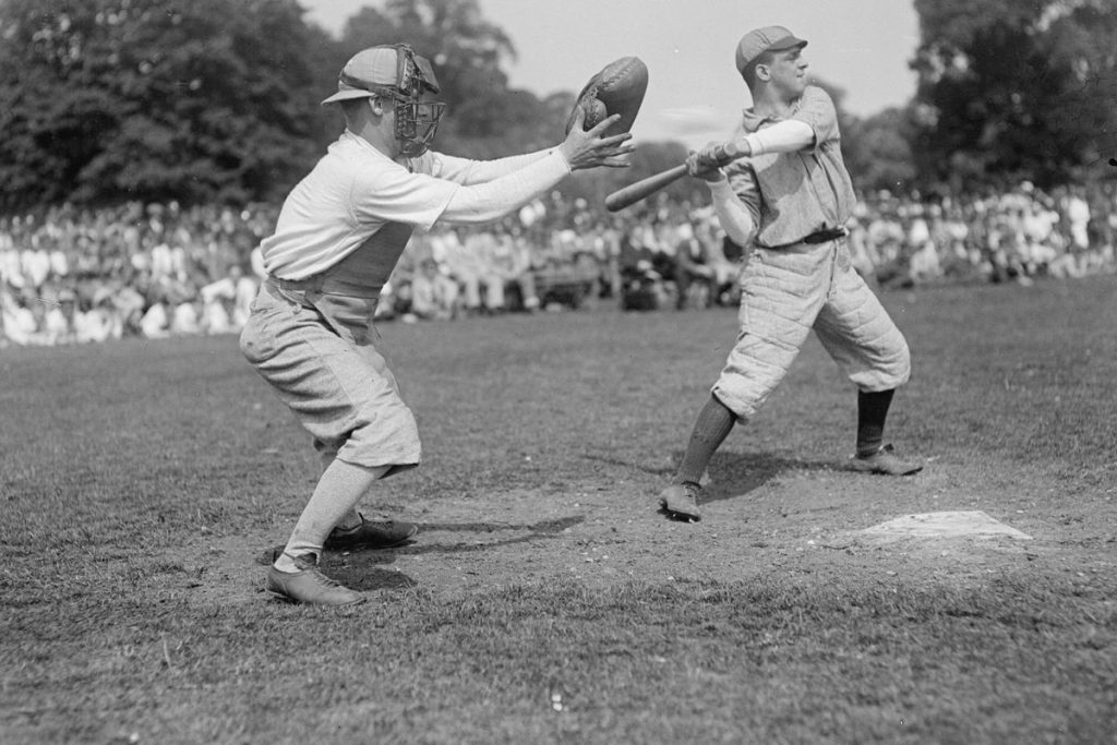  نخستین بازی رسمی بیسبال که به شکل امروزی بازی می شود، در سال 1838 در کشور کانادا بازی شده و اولین تیم حرفه ای این ورزش نیز در سال 1869 تاسیس شد