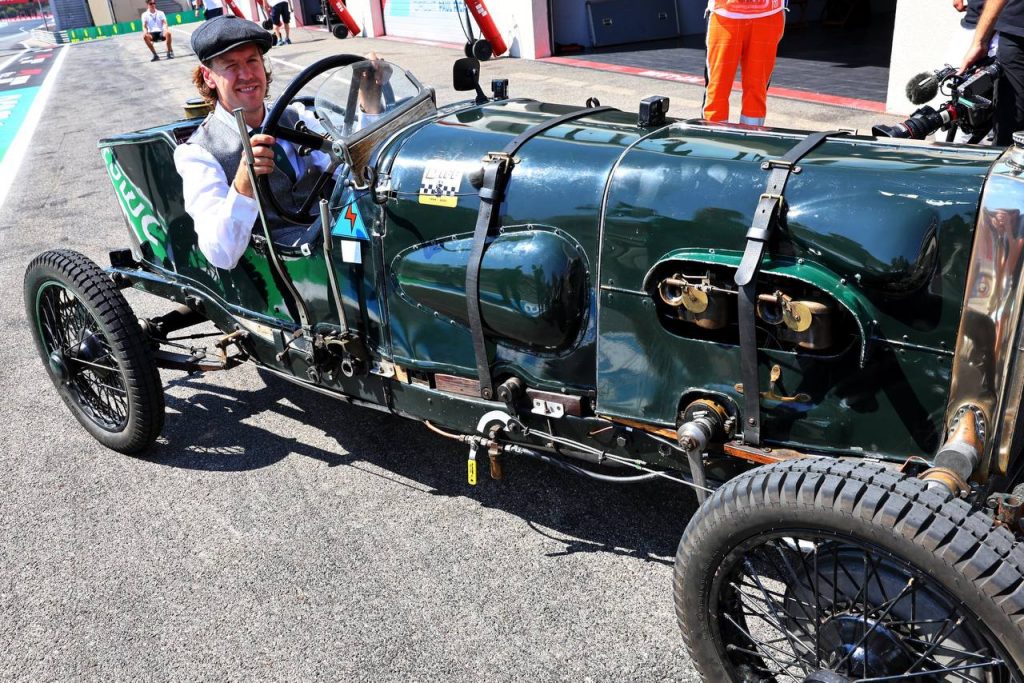 سباستین فتل پشت فرمان اولین ماشین استن مارتین در مسابقات اتومبیل رانی