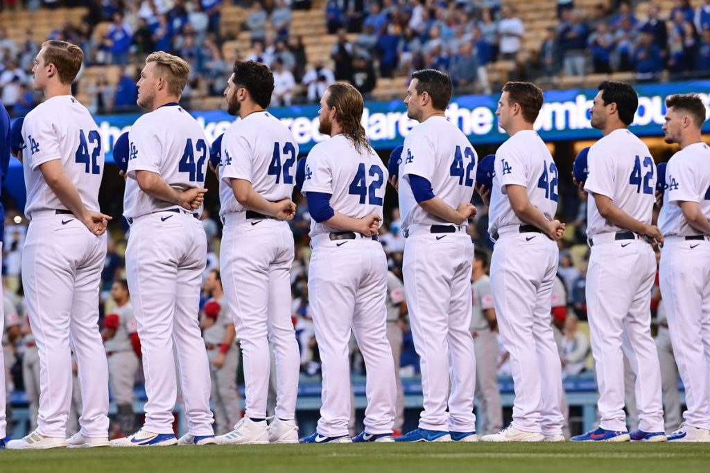 هر سال در تاریخ 15 اپریل، تمام بازیکنان لیگ MLB به احترام جکی رابینسن، پیراهن 42 را به تن می کنند