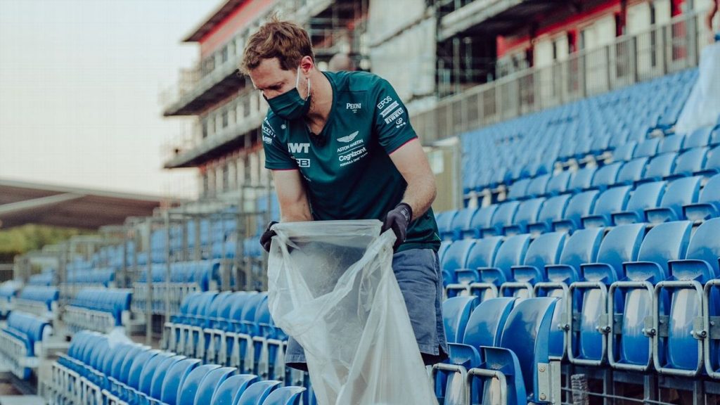سباستین فتل بعد از مسابقه بریتانیا 2021، به کارکنان این پیست کمک کرد و مشغول تمیز کردن جایگاه ها شد