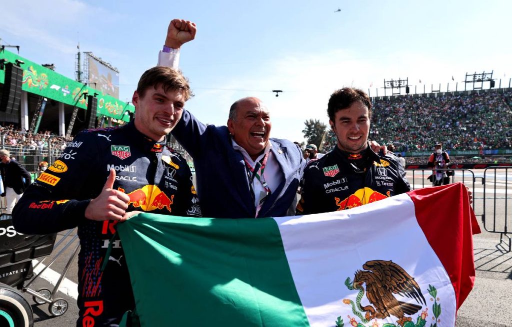 Max Verstappen Sergio Perez and his dad with Mexican flag planetF1