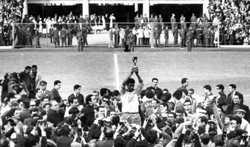 برزیل در غیاب پله و با درخشش گارینشا، قهرمان جام جهانی 1962 شد
