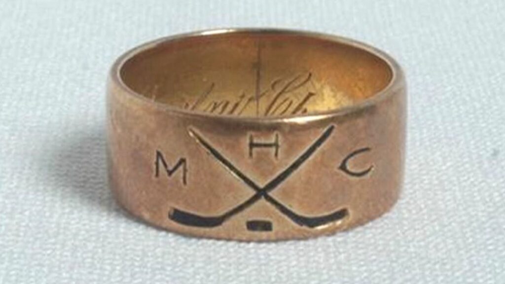 اولین حلقه قهرمانی که متعلق به تیم هاکی روی یخ مونترال در سال 1893 است