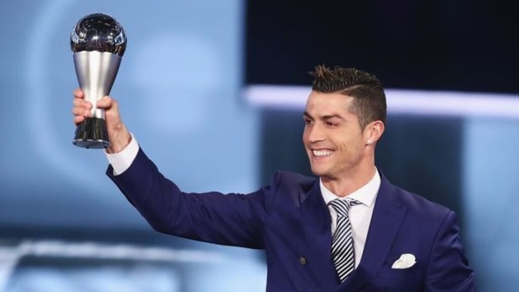 کریستیانو رونالدو، لیونل مسی و رابرت لواندوفسکی با دو عنوان، رکورددار جایزه بهترین بازیکن فیفا د بست هستند